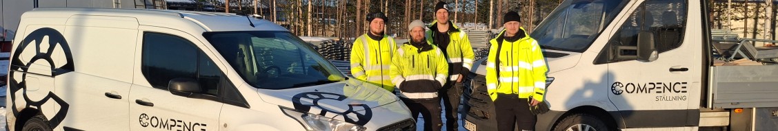 Compence Ställning team - ägare och personal framför företagsbilen
